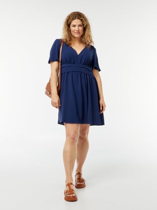 Robe courte à col V et avec manches forme papillon