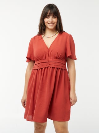 Robe courte à col V et avec manches forme papillon