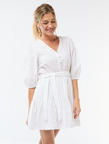Robe courte à étage avec broderies anglaises