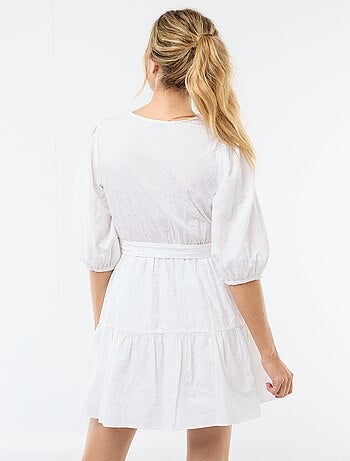 Robe courte à étage avec broderies anglaises