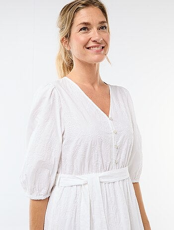Robe courte à étage avec broderies anglaises