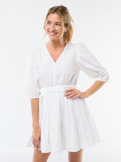 Robe courte à étage avec broderies anglaises - Kiabi