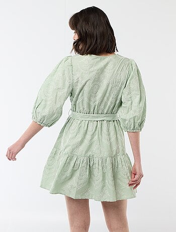 Robe courte à étage avec broderies anglaises