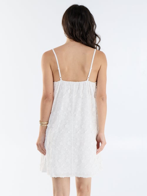 Robe courte à fines bretelles avec broderies all-over - Kiabi