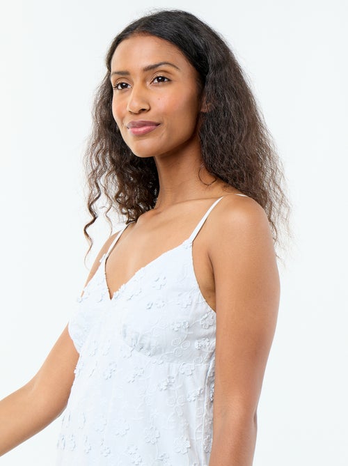 Robe courte à fines bretelles avec broderies all-over - Kiabi