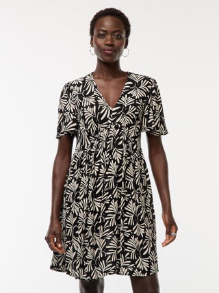 Robe courte à manches courtes avec base volantée
