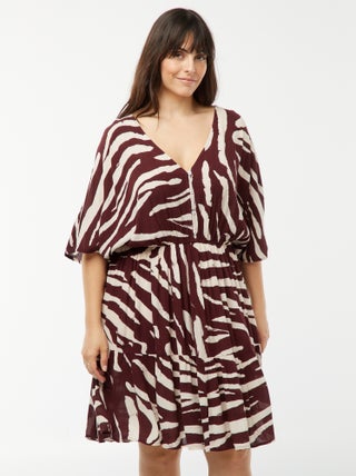 Robe courte à motif avec emmanchures descendues