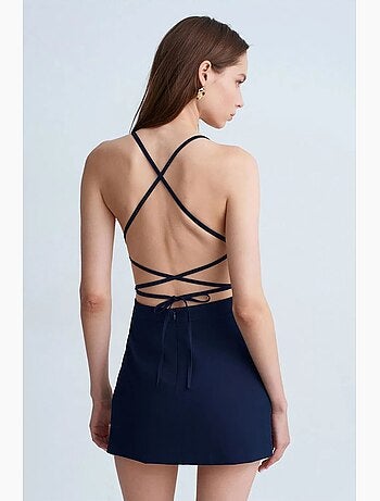 Robe courte ajustée à encolure carrée et découpe dilvin