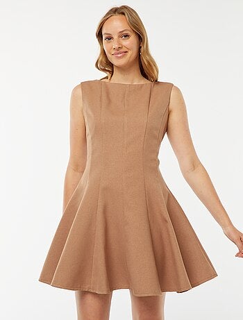 Robe courte ajustée sans manches
