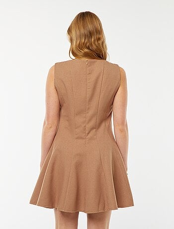Robe courte ajustée sans manches