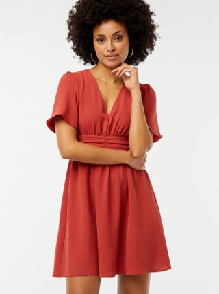 Robe courte avec ceinture plissée en Georgette