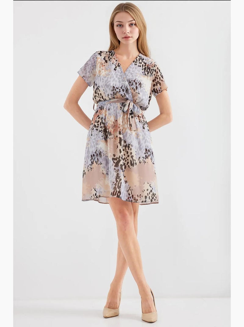 Robe courte fleurie à col v et ceinture bdart Gris - Kiabi