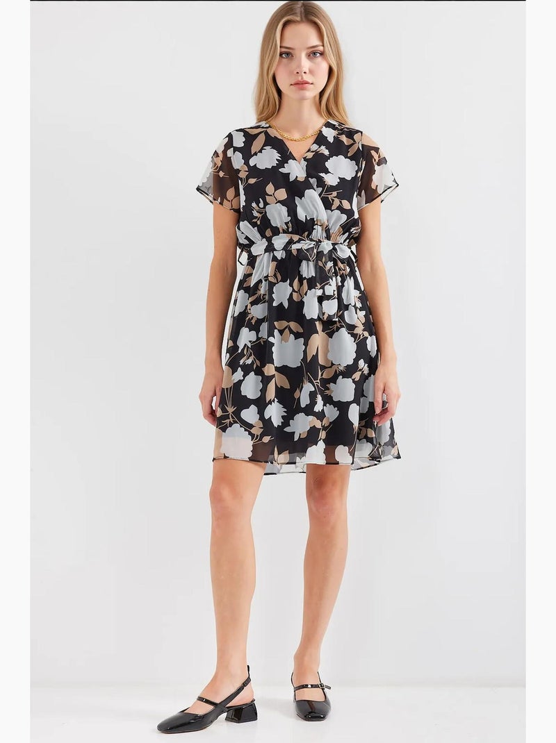 Robe courte fleurie à col v et ceinture bdart Noir - Kiabi