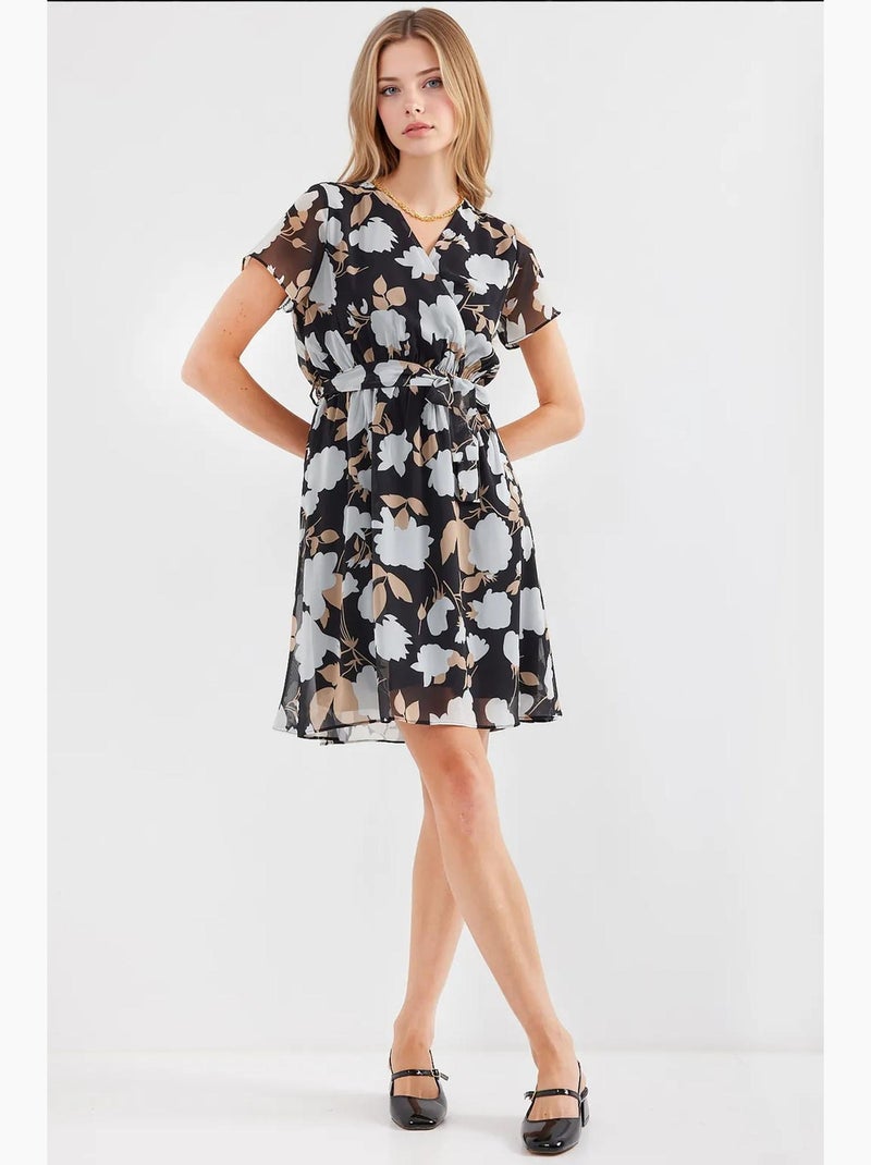 Robe courte fleurie à col v et ceinture bdart Noir - Kiabi