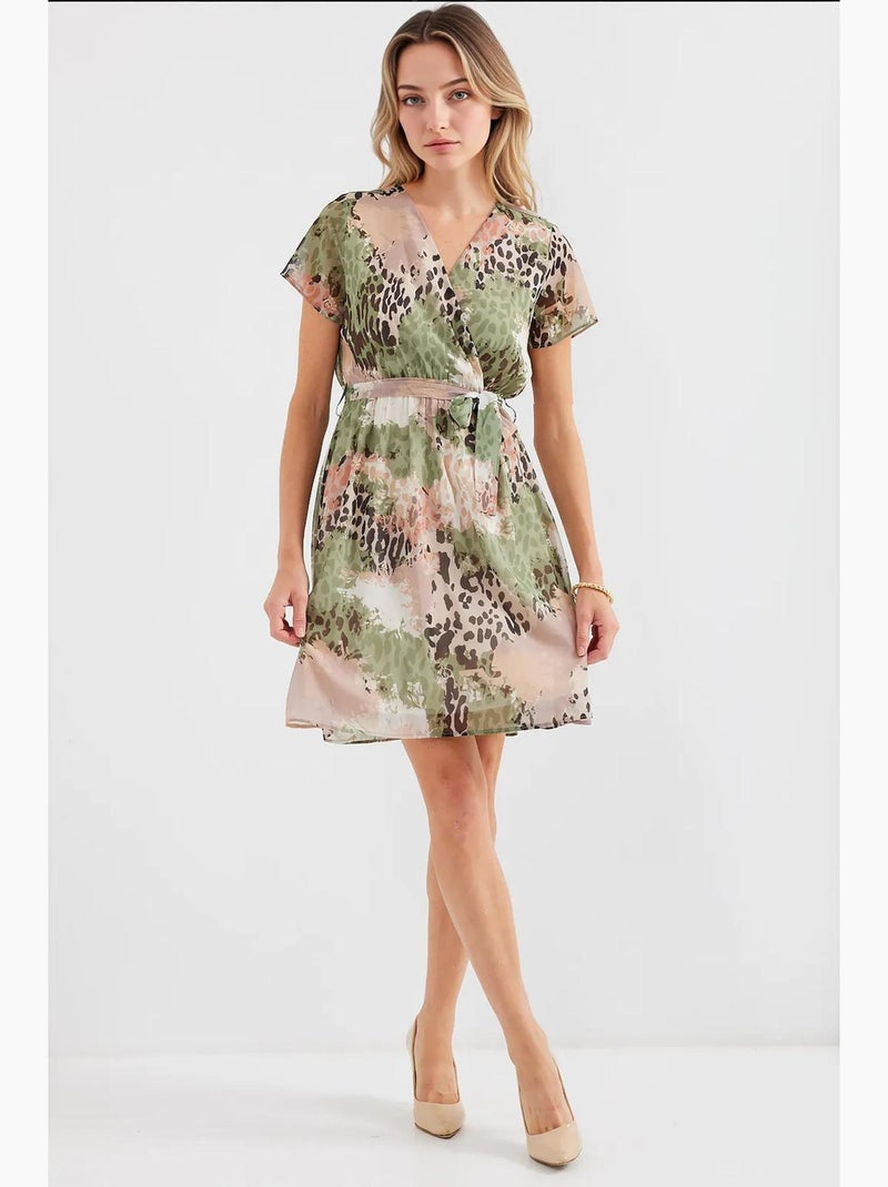 Robe courte fleurie à col v et ceinture bdart Vert émeraude - Kiabi