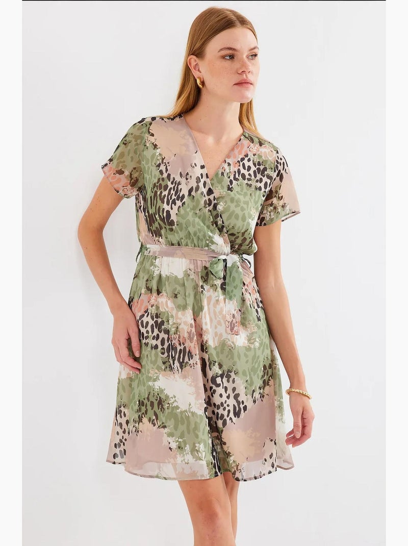 Robe courte fleurie à col v et ceinture bdart Vert émeraude - Kiabi