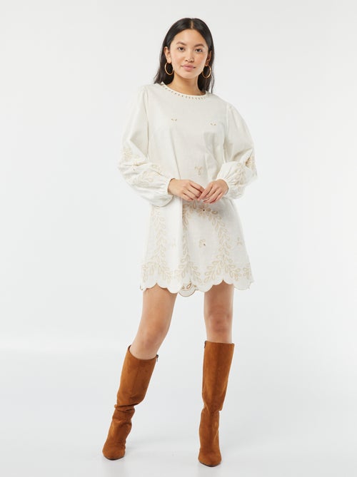 Robe courtes à manches longues bouffantes avec broderies - Kiabi