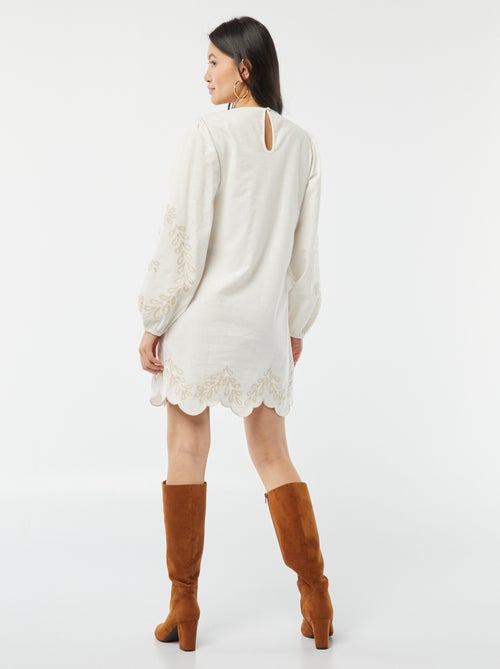 Robe courtes à manches longues bouffantes avec broderies - Kiabi