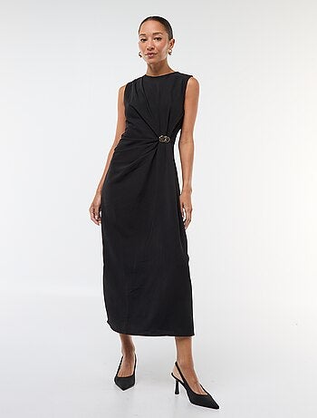 Robe longue à la coupe drapée avec bijou fantaisie à la taille