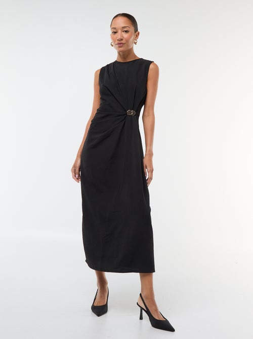 Robe longue à la coupe drapée avec bijou fantaisie à la taille - Kiabi