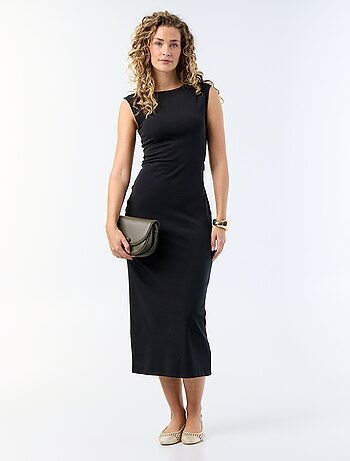 Robe longue avec dos nu et bijou fantaisie