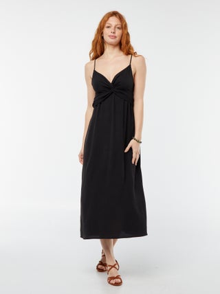 Robe longue avec un effet nouer et drapé devant