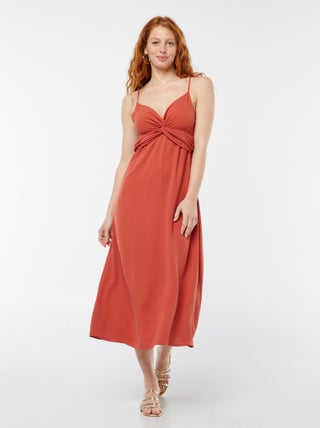 Robe longue avec un effet nouer et drapé devant