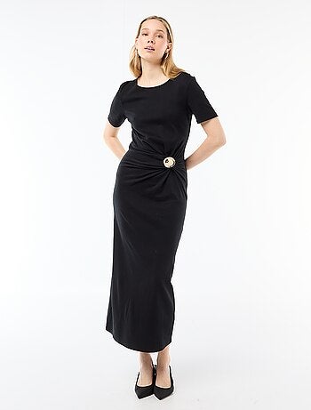 Robe longue coupe drapée avec bijou