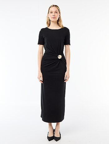 Robe longue coupe drapée avec bijou