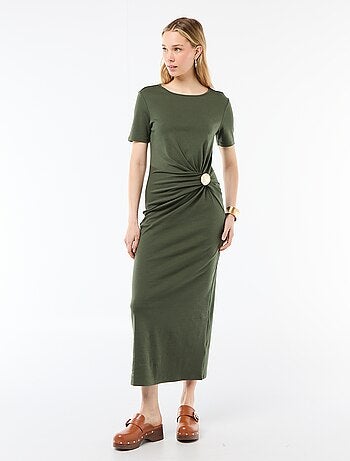 Robe longue coupe drapée avec bijou