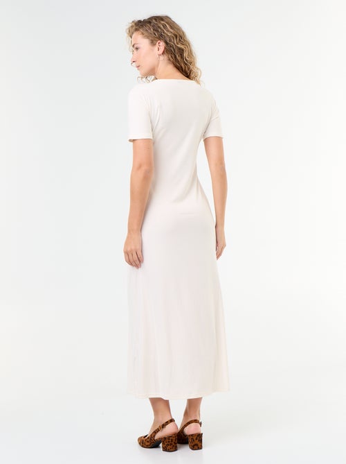 Robe longue coupe plissée et broche dorée martelée. - Kiabi Robe longue coupe plissée et broche dorée martelée. - Kiabi