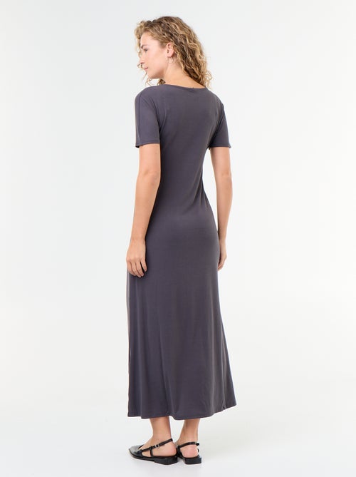 Robe longue coupe plissée et broche dorée martelée. - Kiabi Robe longue coupe plissée et broche dorée martelée. - Kiabi