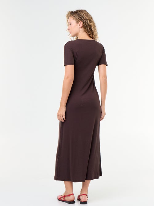 Robe longue coupe plissée et broche dorée martelée. - Kiabi Robe longue coupe plissée et broche dorée martelée. - Kiabi