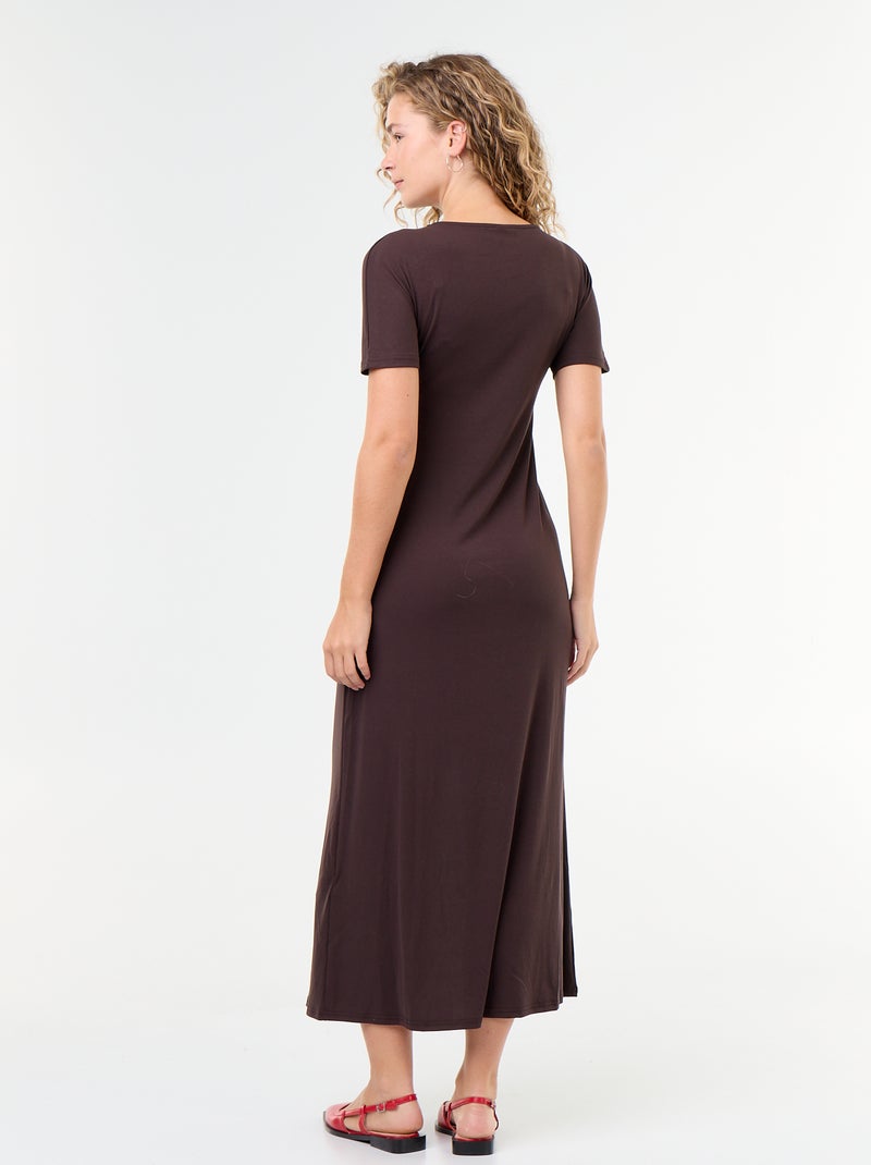 Robe longue coupe plissée et broche dorée martelée. Marron - Kiabi
