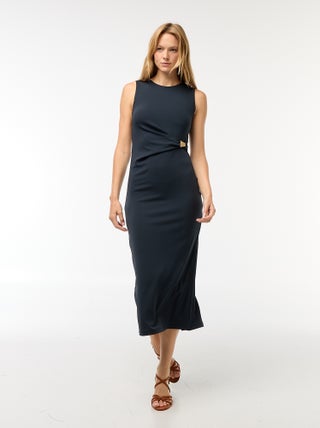 Robe longue drapée avec bijou