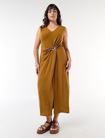 Robe longue drapée avec bijou fantaisie
