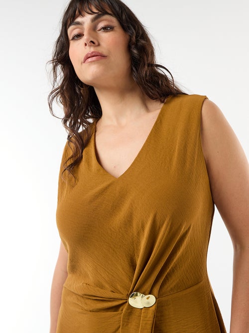 Robe longue drapée avec bijou fantaisie - Kiabi