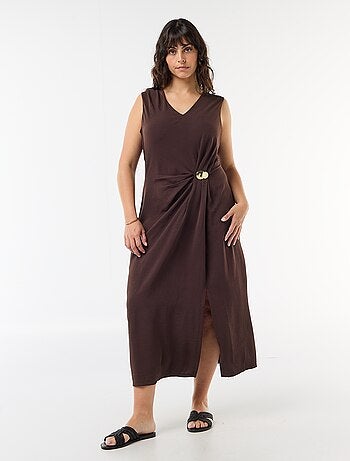 Robe longue drapée avec bijou fantaisie