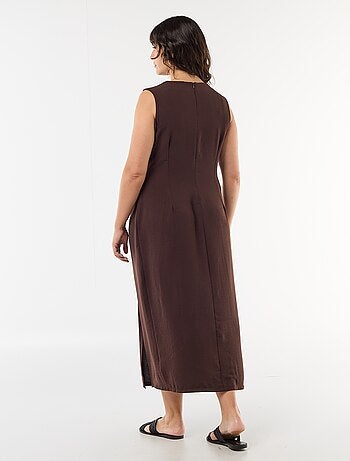 Robe longue drapée avec bijou fantaisie