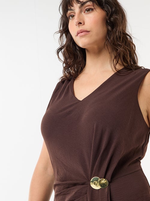 Robe longue drapée avec bijou fantaisie - Kiabi