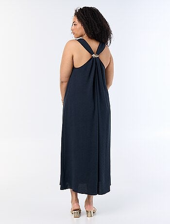 Robe longue gaufrée avec bijou doré