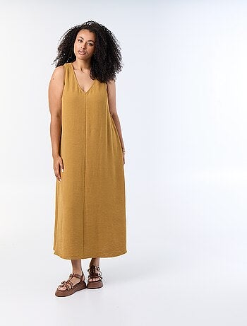 Robe longue gaufrée avec bijou doré