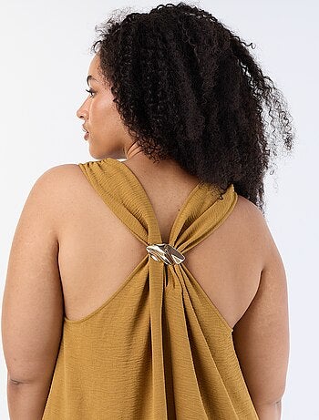 Robe longue gaufrée avec bijou doré