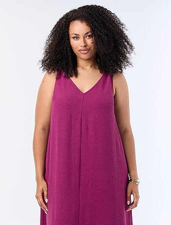 Robe longue gaufrée avec bijou doré