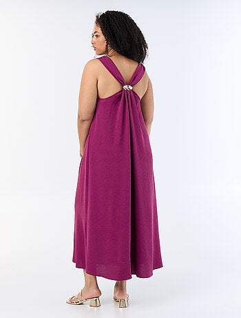 Robe longue gaufrée avec bijou doré