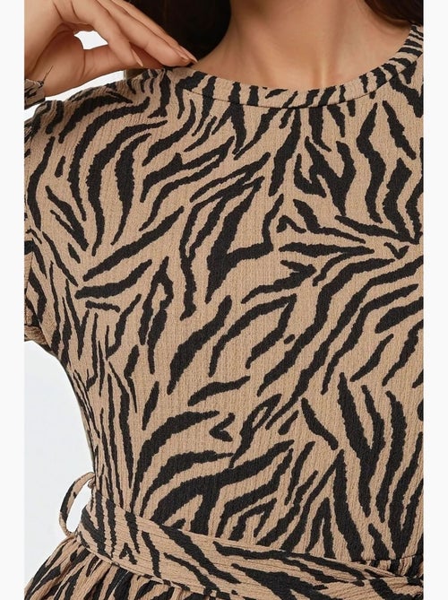 Robe longue imprimée à col ras du cou et ceinture hiccup - Kiabi Robe longue imprimée à col ras du cou et ceinture hiccup - Kiabi