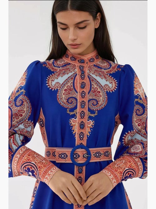 Robe longue imprimée à manches longues avec ceinture - Kiabi Robe longue imprimée à manches longues avec ceinture - Kiabi