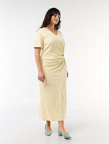 Robe longue plissé avec bijou doré