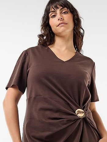 Robe longue plissé avec bijou doré