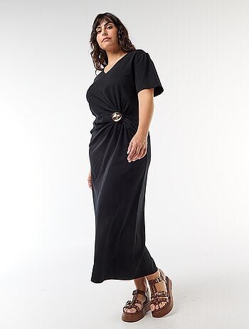 Robe longue plissé avec bijou doré